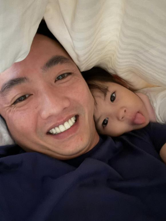 Cuong Do La ngu nuong con phoi hop bay tro nhang nhit cung con gai-Hinh-4