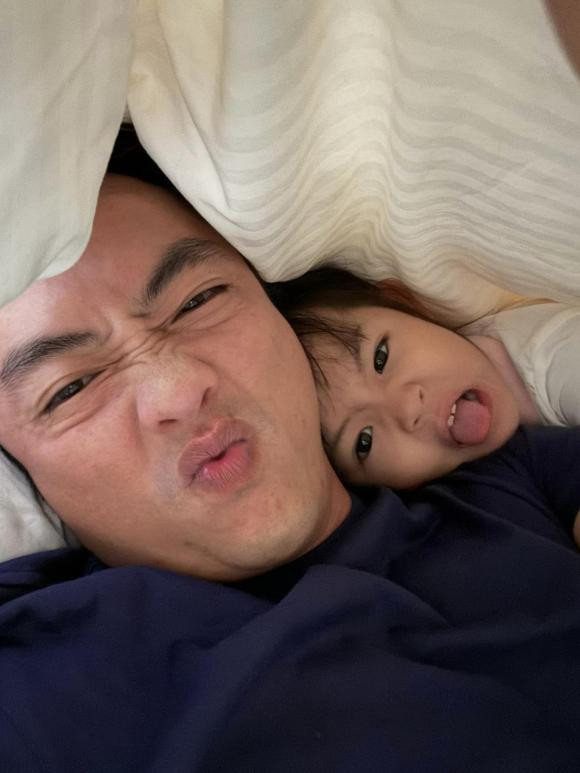 Cuong Do La ngu nuong con phoi hop bay tro nhang nhit cung con gai-Hinh-3