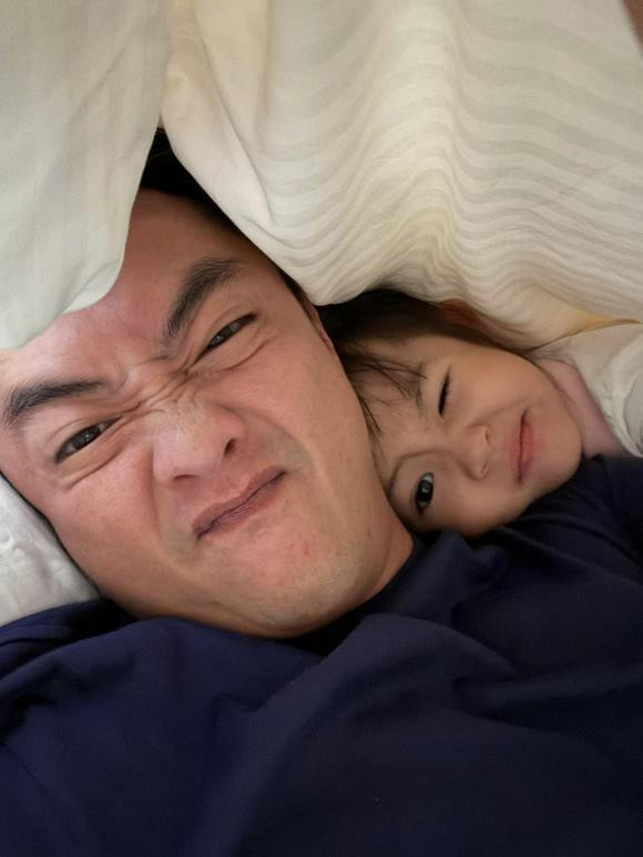 Cuong Do La ngu nuong con phoi hop bay tro nhang nhit cung con gai-Hinh-2