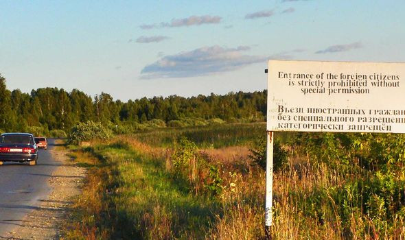 Trong suốt nhiều năm, thành phố Ozersk không có tên trên bất cứ tấm bản đồ nào được lưu hành ở Liên Xô cũng như thế giới. Danh tính của những cư dân sống ở Ozersk cũng bị xóa khỏi các cuộc điều tra dân số. Về sau, những cư dân sống ở Ozersk được phép rời khỏi thành phố nếu có giấy phép ra vào thường xuyên hoặc có quyền lựa chọn rời khỏi thành phố vĩnh viễn nếu muốn.