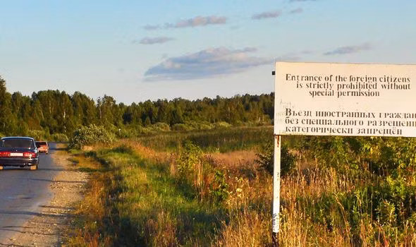 Trong suốt nhiều năm, thành phố Ozersk không có tên trên bất cứ tấm bản đồ nào được lưu hành ở Liên Xô cũng như thế giới. Danh tính của những cư dân sống ở Ozersk cũng bị xóa khỏi các cuộc điều tra dân số. Về sau, những cư dân sống ở Ozersk được phép rời khỏi thành phố nếu có giấy phép ra vào thường xuyên hoặc có quyền lựa chọn rời khỏi thành phố vĩnh viễn nếu muốn.