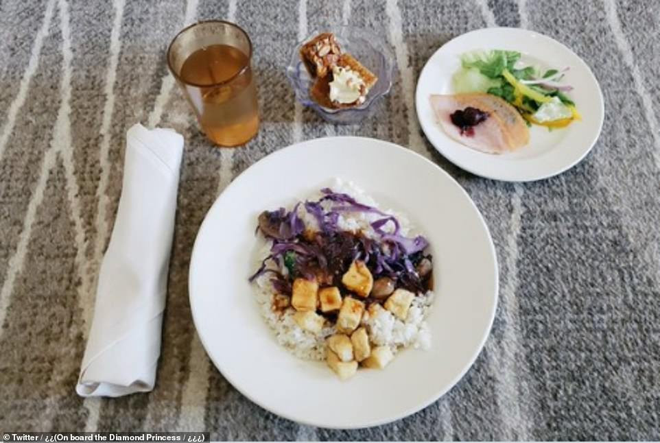 Cuoc song tren du thuyen 3.700 nguoi bi cach ly tai Nhat vi virus corona-Hinh-11