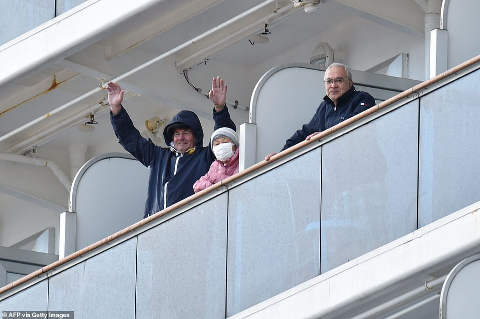 Cuoc song tren du thuyen 3.700 nguoi bi cach ly tai Nhat vi virus corona-Hinh-9