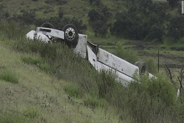 Xe buyt cho khach bi lat o My, hon 20 nguoi thuong vong