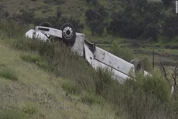 Xe buyt cho khach bi lat o My, hon 20 nguoi thuong vong