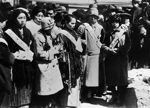 Phụ nữ ở Nhật Bản cũng làm việc trong các nhà máy. Ảnh: Một cuộc biểu tình của phụ nữ phản đối mức lương thấp.