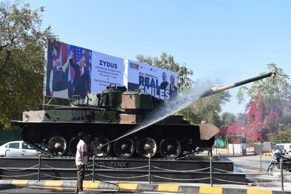 Các công nhân tích cực rửa đường và các công trình ở thành phố Ahmedabad để chuẩn bị cho sự kiện lớn nhất trong mối quan hệ song phương Ấn Độ và Mỹ.