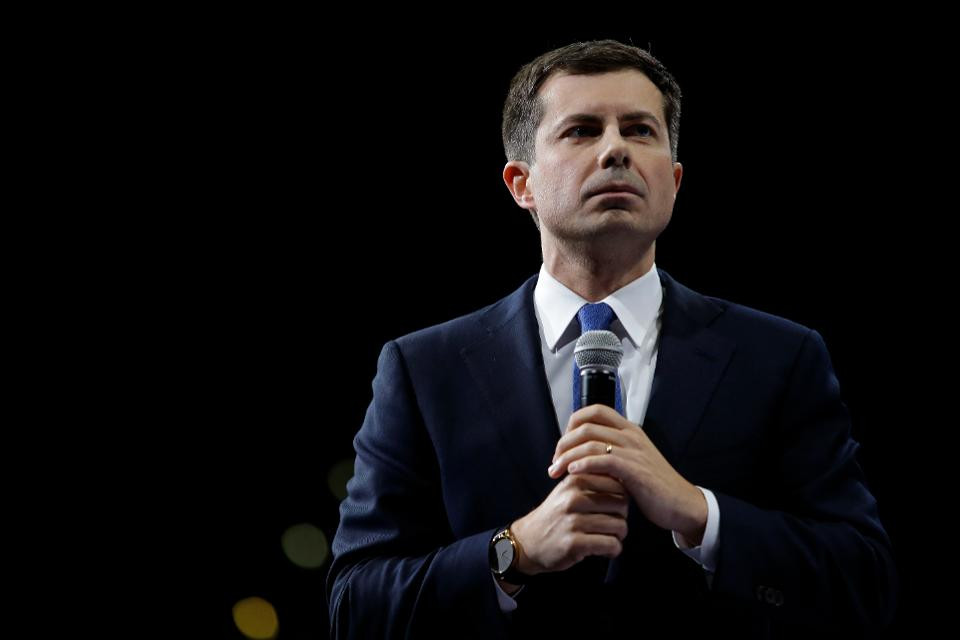 Cựu Thị trưởng Pete ủng hộ việc đánh thuế carbon, đồng thời nhấn mạnh về rủi ro khí hậu đối với an ninh. Ảnh: Forbes.