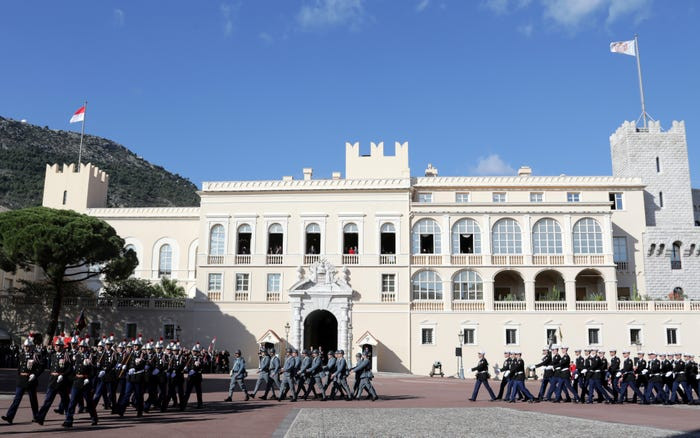 Thân vương Monaco Albert II và vợ, Charlene, cùng các con sống trong Cung điện Thân vương Monaco - được xây dựng vào năm 1191. Du khách có thể tham quan cung điện này trong khoảng thời gian từ ngày 2/4 đến 15/10 năm nay.