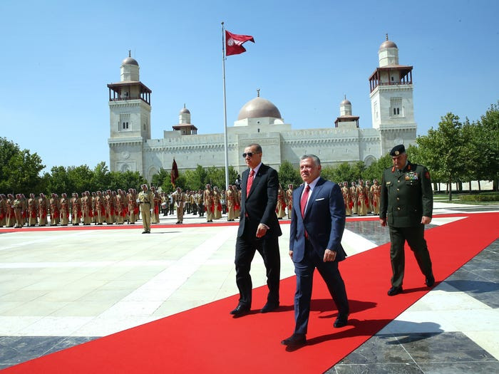 Cung điện Raghadan ở Amman, Jordan, được xây dựng vào năm 1926. Ảnh: Quốc vương Abdullah II tiếp đón Tổng thống Thổ Nhĩ Kỳ tại Cung điện Raghadan.