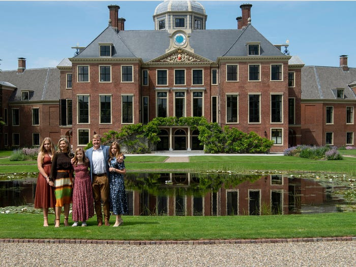 Kể từ năm 1981, gia đình Hoàng gia Hà Lan sống trong Cung điện Huis ten Bosch ở Hague. Quốc vương Willem-Alexander và Hoàng hậu Máxima chuyển vào cung điện này năm 2019. Mời độc giả xem thêm video: Lễ hội đăng quang tại Cung điện Buckingham, Anh (Nguồn video: VTC14)