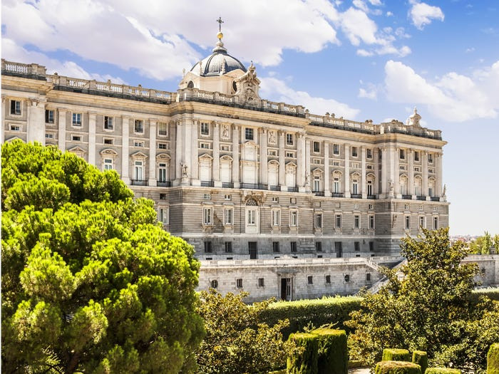 Cung điện Hoàng gia ở Madrid là một trong những cung điện lớn nhất Tây Âu, với 3.000 phòng. Hiện tại, tòa nhà này chỉ được sử dụng cho các nghi lễ nhà nước.