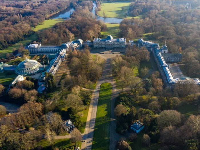 Quốc vương Philippe và Hoàng hậu Mathilde của Bỉ sử dụng thực hiện các nhiệm vụ chính thức của họ ở cung điện Hoàng gia ở Brussels, còn họ sống trong Cung điện Laeken.