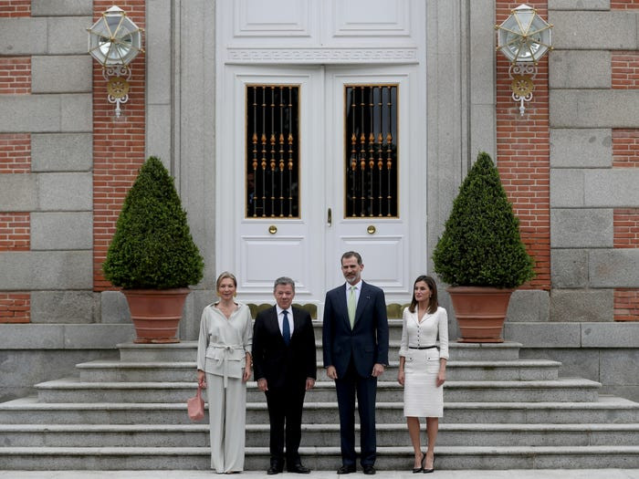 Gia đình Hoàng gia Tây Ban Nha sống tại Cung điện Zarzuela, được xây dựng từ những năm 1600. Vợ chồng cựu Quốc vương Juan Carlos I đã chuyển tới đây vào năm 1962. Vua trị vì hiện tại của Tây Ban Nha Felipe VI và Hoàng hậu Letizia Ortiz Rocasolano sống ở dinh thự liền kề Prince's Pavilion trong khuôn viên cung điện này.