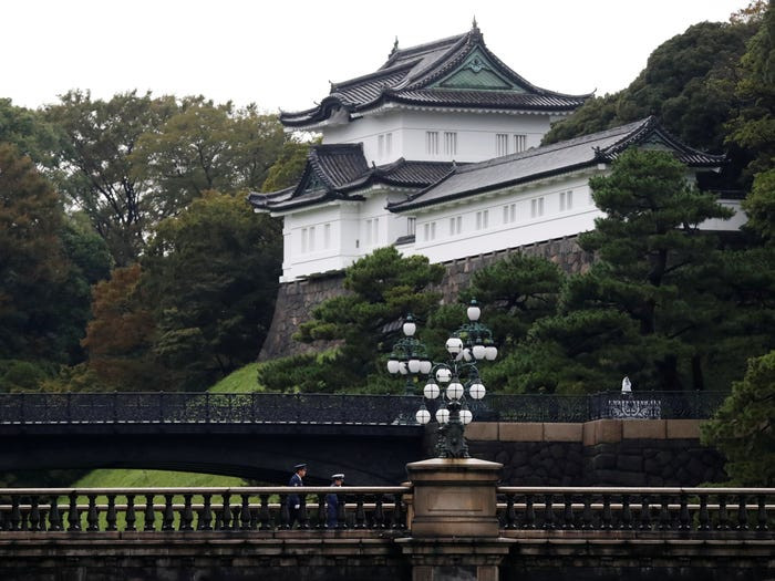 Hoàng cung Tokyo là nơi cư trú chính của Thiên hoàng Nhật Bản, có nhiều tòa nhà bao gồm cả cung điện chính, nhà riêng của gia đình hoàng gia, một kho lưu trữ, bảo tàng và các cơ quan hành chính.
