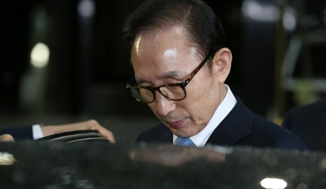 Đến năm 1992, ông Lee từ bỏ công ty để bước chân vào con đường chính trị. Từ năm 1992-1998, ông làm Ủy viên Quốc hội lần thứ 14 và 15 của Hàn Quốc. Năm 2002, ông thắng cử chức Thị trưởng Seoul.