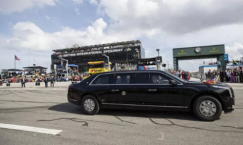 Tong thong Trump tu tay lai 