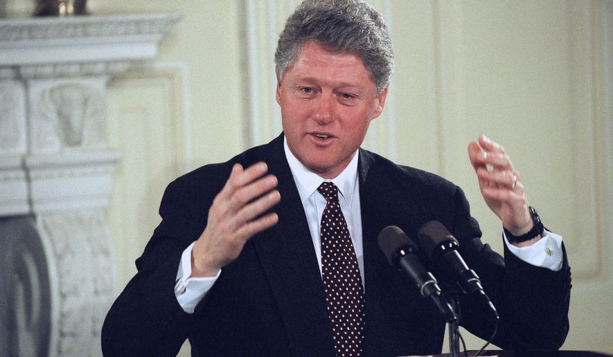 Vị Tổng thống Mỹ thứ hai bị luận tội là ông Bill Clinton. Tổng thống Clinton bị buộc tội cản trở công lý và khai man, với cáo buộc nói dối bồi thẩm đoàn liên bang về mối quan hệ của ông với cô thực tập sinh Monica Lewinsky. Ảnh: WT.