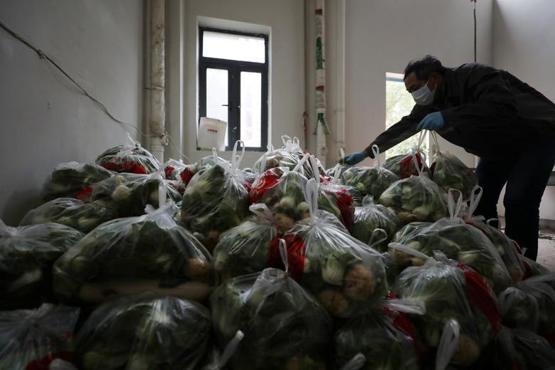 Những túi rau này được chuẩn bị để phân phát miễn phí cho các hộ gia đình trong một khu dân cư của thành phố.