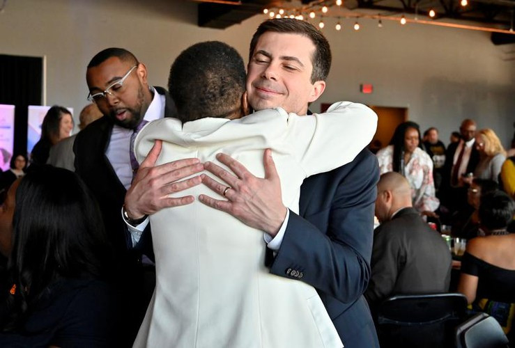 Trong ảnh là cựu Thị trưởng thành phố South Bend Pete Buttigieg. Được biết, ứng viên Tổng thống Mỹ của Đảng Dân chủ Pete Buttigieg là người dẫn đầu trong cuộc bầu cử sơ bộ tại bang Iowa hôm 4/2 khi nhận được 26,9% số phiếu ủng hộ.