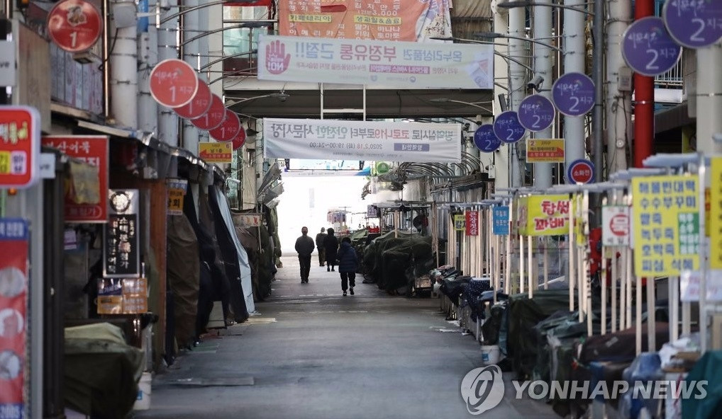 Không ít cửa hàng, trung tâm thương mại tại thành phố Daegu phải đóng cửa. Các ga tàu điện ngầm cũng vắng vẻ lạ thường khi dịch virus corona bùng phát. Ảnh: Yonhap.