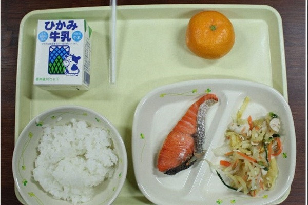 Nhan vien nha bep nhiem COVID-19 chia do an cho gan 200 hoc sinh tieu hoc