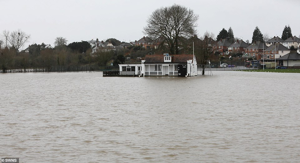 Ngập lụt do nước sông Severn tràn bờ ở Worcester.