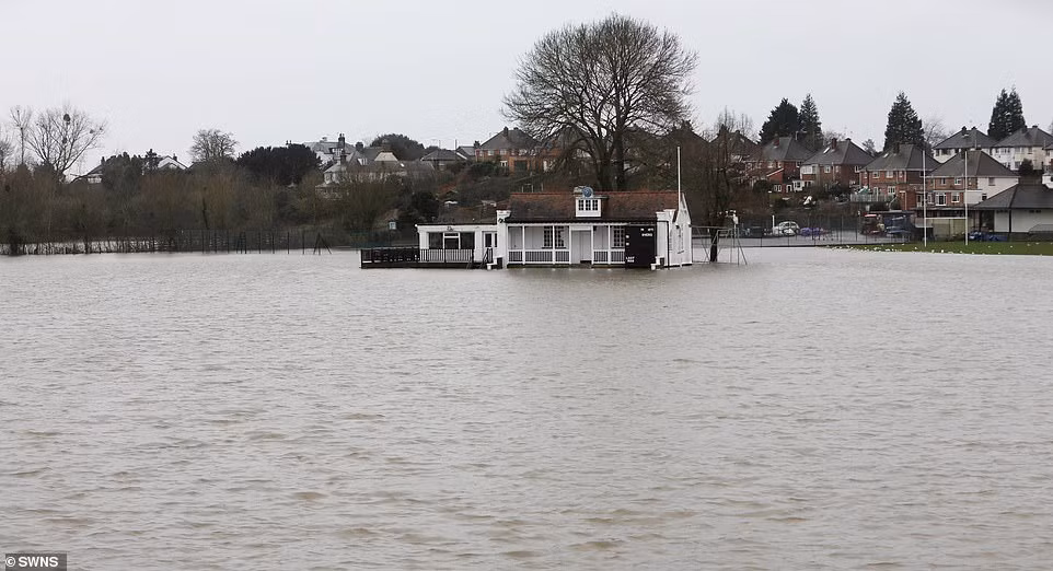 Ngập lụt do nước sông Severn tràn bờ ở Worcester.