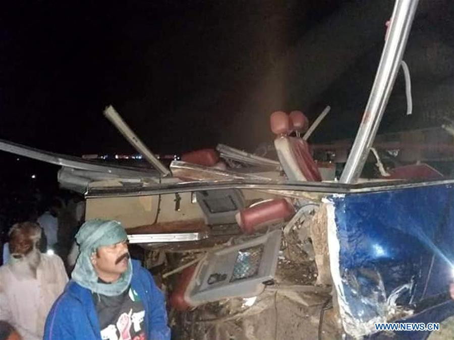 Nhân viên đường sắt Tariq Kolachi, người có mặt tại hiện trường, xác nhận số người chết và cho biết hoạt động cứu hộ đang diễn ra nhưng gặp trở ngại do trời tối. Ảnh: Xinhua.