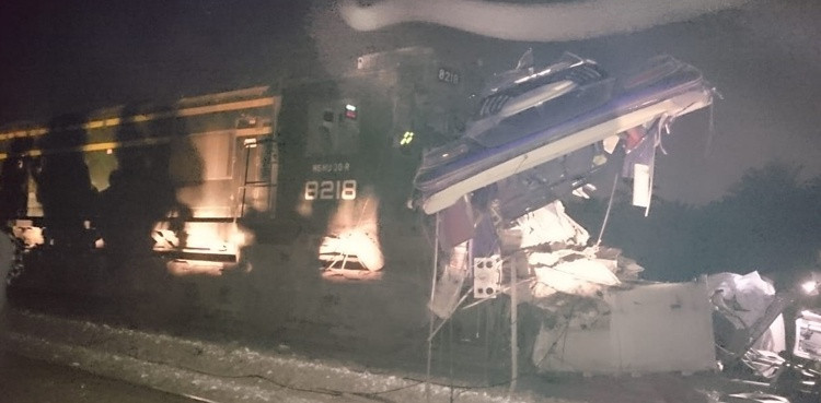 "Tất cả những người thiệt mạng và bị thương là hành khách trên xe", ông Kolachi nói và cho biết thêm rằng một trợ lý lái tàu hỏa đã bị thương nhẹ. Ảnh: Ary News.