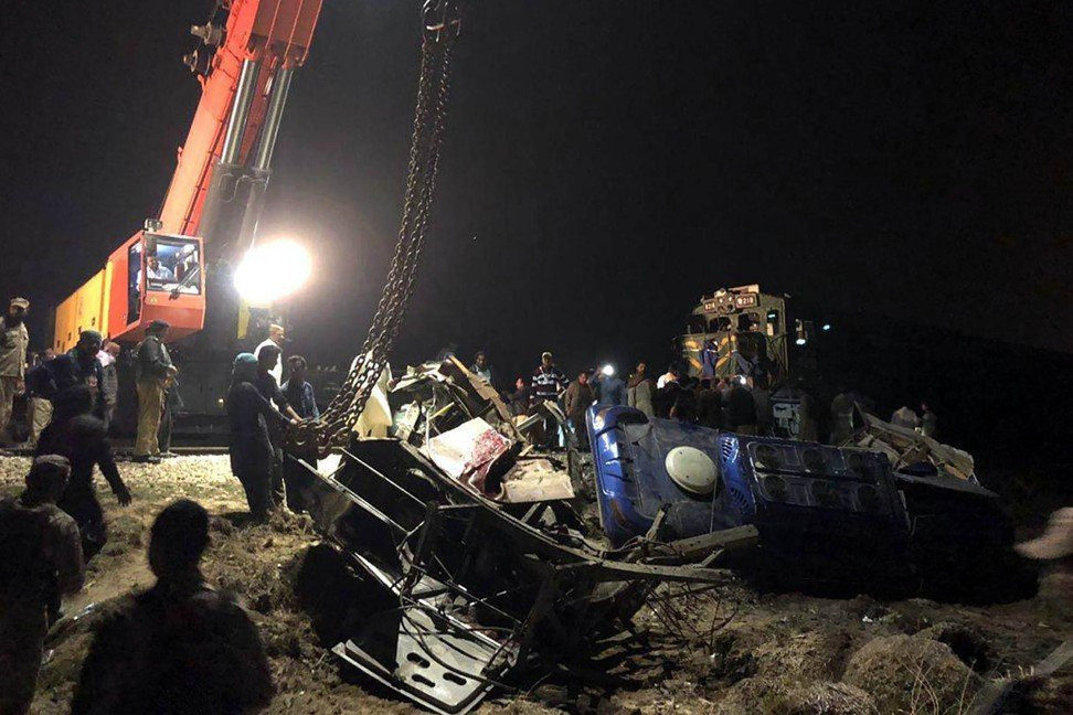 Các nhân viên thu dọn đống đổ nát của vụ tai nạn. Phó cảnh sát trưởng Rana Adeel cho biết ít nhất 18 người đã thiệt mạng và 55 người bị thương. Ông cảnh báo rằng số người chết có thể tăng lên khi một số người bị thương đang trong tình trạng nguy kịch. Ảnh: AFP.