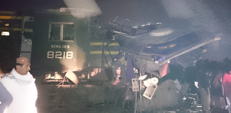 Người phát ngôn của Đường sắt Pakistan cho biết vụ việc xảy ra do sơ suất của tài xế xe buýt. Ông nói thêm tàu hỏa cũng bị hư hại. Các nhà chức trách đang tiến hành điều tra. Ảnh: Ary News.