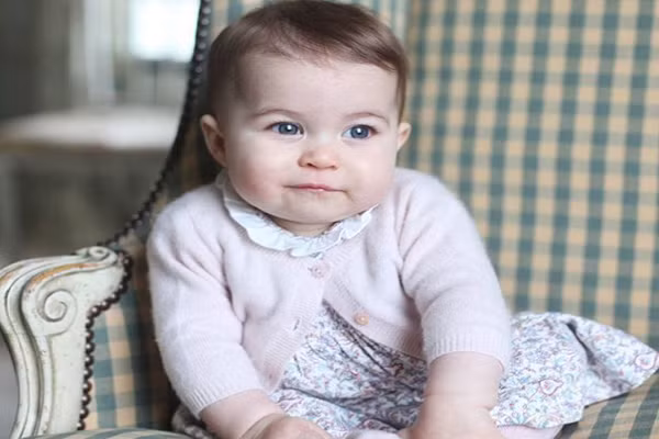 Tieu Hoang tu, Cong chua Anh dang yeu het nac trong loat anh “chup trom” cua me-Hinh-3