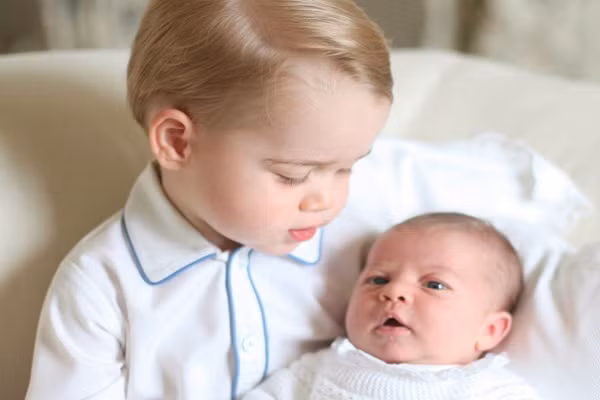 Tieu Hoang tu, Cong chua Anh dang yeu het nac trong loat anh “chup trom” cua me