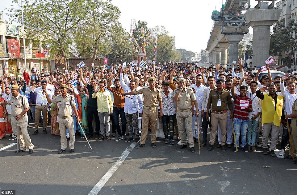 Người dân Ấn Độ đổ xô đến sân vận động cricket, nơi Tổng thống Donald Trump sẽ có bài phát biểu tại đó.