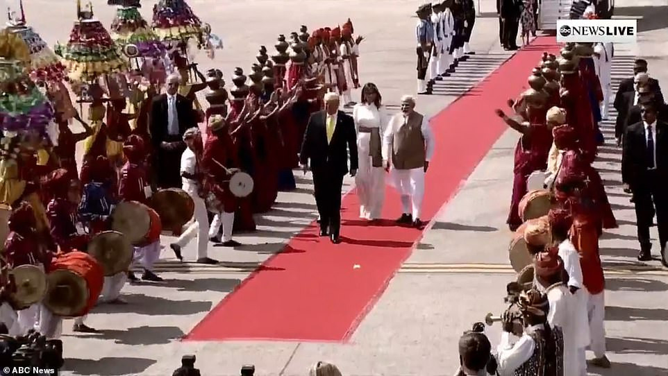 Lễ đón nhà lãnh đạo Mỹ diễn ra trong thể tại sân bay quốc tế Ahmedabad. Ấn Độ trải thảm đỏ đón tiếp Tổng thống Trump.