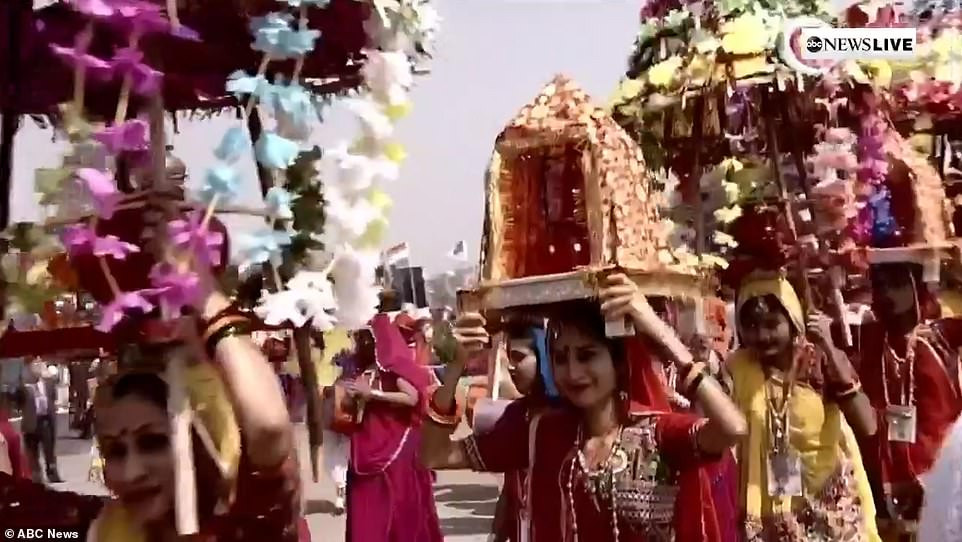 Các vũ công địa phương chào đón Tổng thống Mỹ.