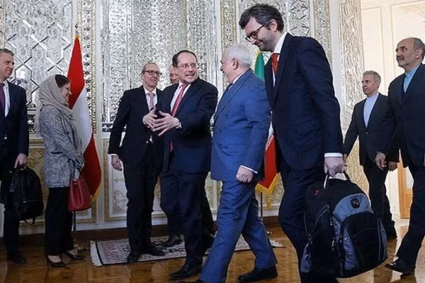 Thanh vien doan Ngoai truong Ao tham Iran nhiem COVID-19