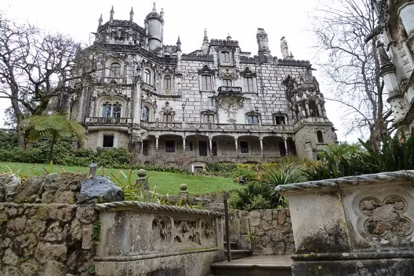 Quần thể Quinta da Regaleira bao gồm lâu đài, nguyện đường, vườn cảnh, hệ thống địa đạo, ao hồ, thác nước và nhiều công trình tuyệt đẹp khác. (Nguồn ảnh: ATI)