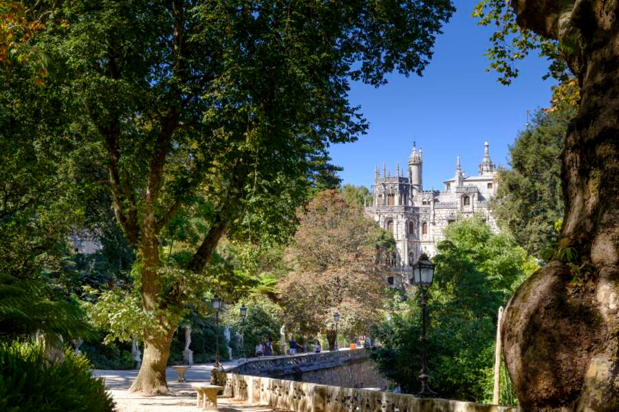  Lâu đài Quinta da Regaleira nổi tiếng này do kiến trúc sư người Italy Luigi Manini thiết kế.