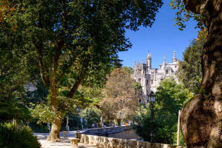  Lâu đài Quinta da Regaleira nổi tiếng này do kiến trúc sư người Italy Luigi Manini thiết kế.