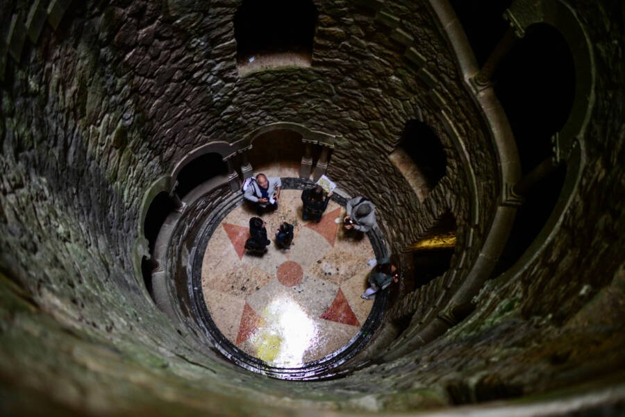 Biểu tượng chữ thập dưới đáy giếng do chủ nhân là Monterio thiết lập.