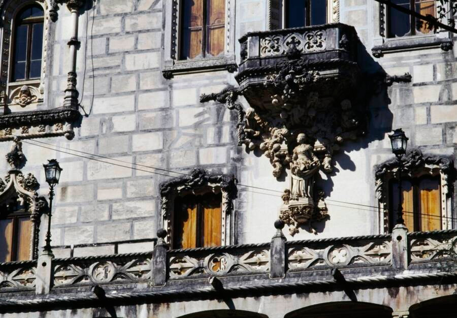 Kể từ khi được xây dựng, tòa nhà 5 tầng này đã qua tay nhiều chủ sở hữu. Năm 1904, nó được bán lại cho nhà côn trùng học giàu có người Bồ Đào Nha - António Augusto Carvalho Monteiro.