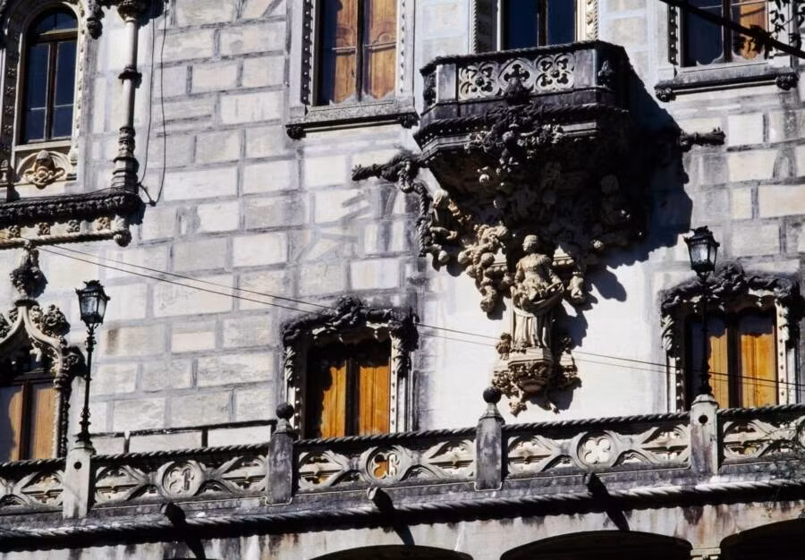 Kể từ khi được xây dựng, tòa nhà 5 tầng này đã qua tay nhiều chủ sở hữu. Năm 1904, nó được bán lại cho nhà côn trùng học giàu có người Bồ Đào Nha - António Augusto Carvalho Monteiro.