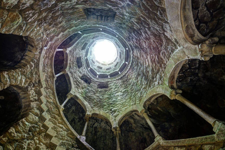 Từ đáy giếng Khai Tâm nhìn lên.