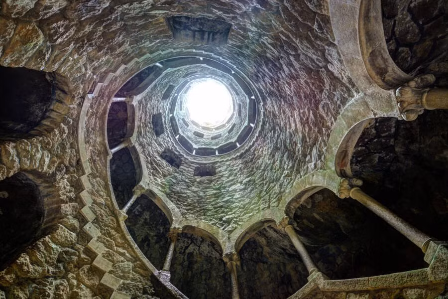 Từ đáy giếng Khai Tâm nhìn lên.