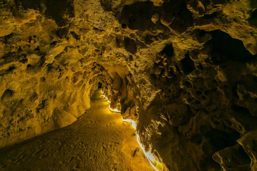 Hệ thống đường hầm ngầm được kết nối bí ẩn.