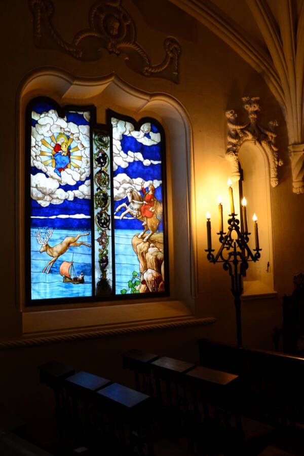 Vua Afonso đã cho xây dựng lâu đài Quinta da Regaleira để cư trú trong mùa hè. Tuy nhiên, hầu hết di sản kiến trúc của khu vực bị phá hủy sau trận động đất năm 1755.