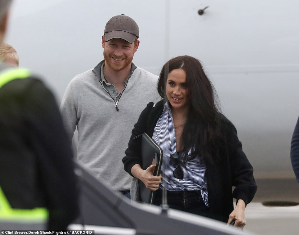 Harry trông giản dị trong chiếc áo len xám và đội mũ bóng chày.