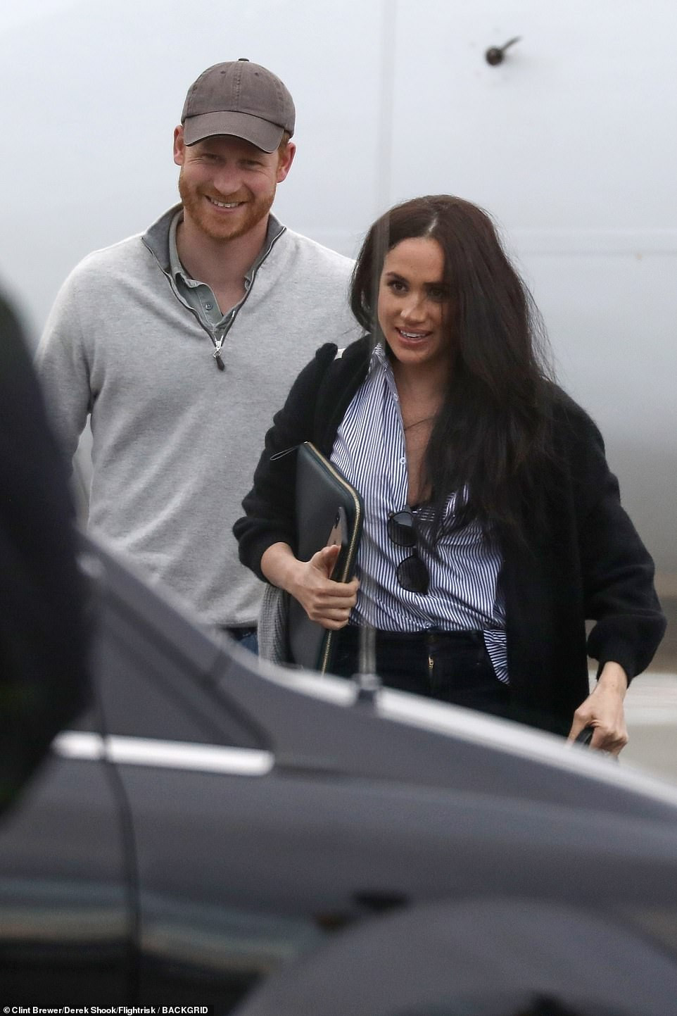 Theo Daily Mail, vợ chồng Hoàng tử Harry-Meghan Markle xuống máy bay ở Canada hôm 14/2. Đây là lần đầu tiên họ được nhìn thấy xuất hiện cùng nhau kể từ khi tuyên bố rút khỏi Hoàng gia Anh. (Nguồn ảnh: Daily Mail).